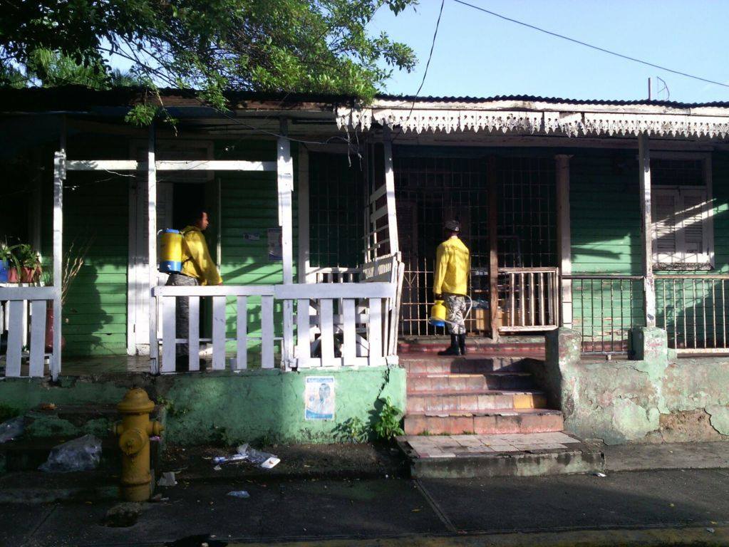 Armada continúa jornada de fumigación en Villa Duarte