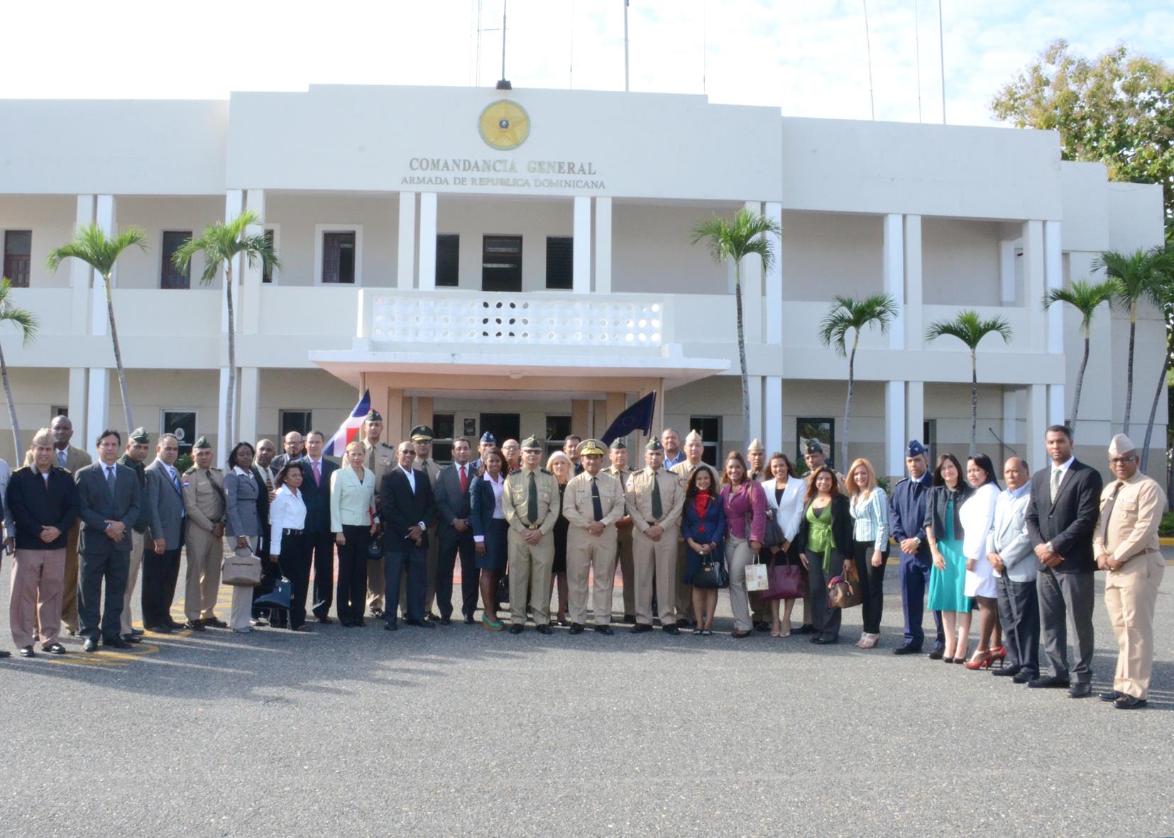 Comandante General recibe la visita de la XIII Promoción de la Maestría en Defensa y Seguridad Nacional de la Escuela de Graduados Altos Estudios Estratégicos (EGAEE)