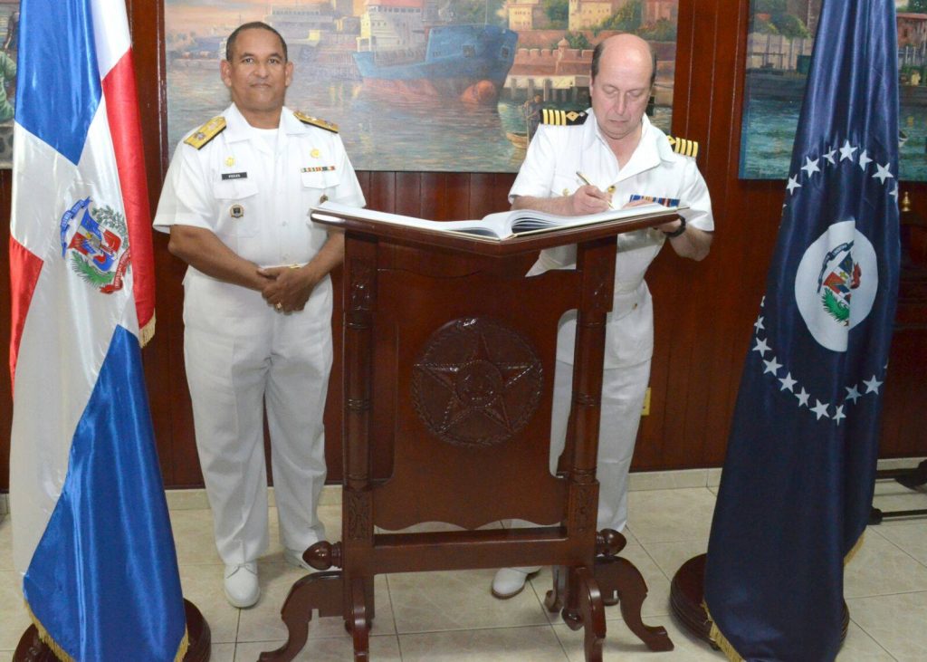 Comandante General recibe visita protocolar del comandante del Buque RFA Wave Knightx Capitán de Navío Peter Nigel Selby, Marina Real Británica