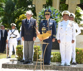 OFRENDA FLORAL EN EL MONUMENTO A LOS “MIEMBROS CAÍDOS EN EL CUMPLIMIENTO DEL DEBER”, EN LA BASE NAVAL “27 DE FEBRERO”