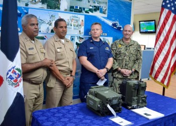 La Armada de República Dominicana recibe radios Harris de la Oficina de Cooperación de Seguridad de los Estados Unidos de América