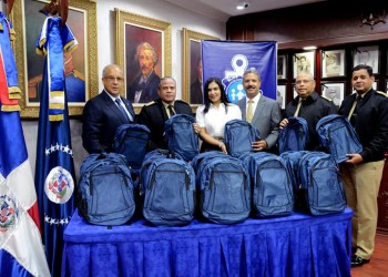 El Banco Popular Dominicano hizo entrega de mochilas y útiles escolares a la Asociación de Esposas de Oficiales de la Armada de República Dominicana (ADEOAR)