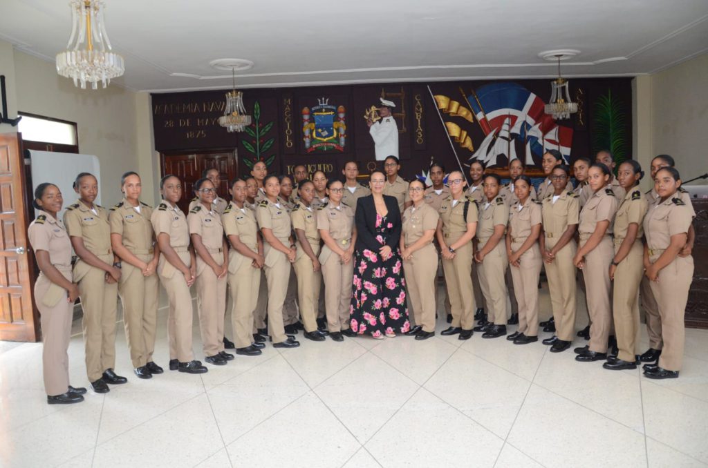 Guardiamarinas de la Academia Naval “César de Windt Lavandier” ARD Participan en la Charla “Fortaleza en la Transición: Estrategias para la Adaptación Militar”