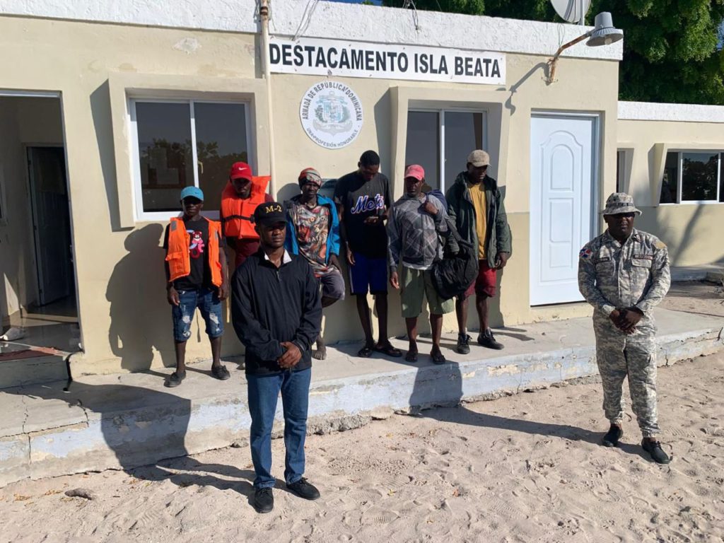 Armada de República Dominicana intensifica operativos marítimos y terrestres en las provincias María Trinidad Sánchez y Pedernales, reforzando la seguridad fronteriza y protegiendo los recursos naturales.